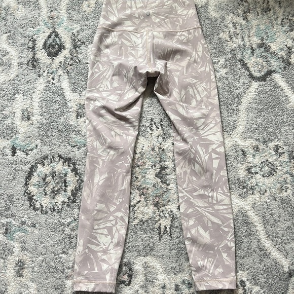 Lululemon Wunder Under High Rise Leggings in Shadow Leaf Light Ivory Muse - Picture 5 of 7